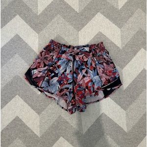 Lululemon Hotty Hot Low-Rise Lined Short 2.5”
